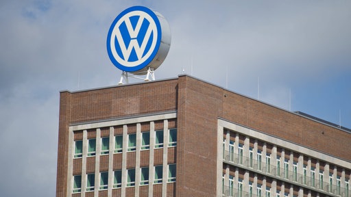 Ein Bild der VW-Firmenzentrale außen in Wolfsburg