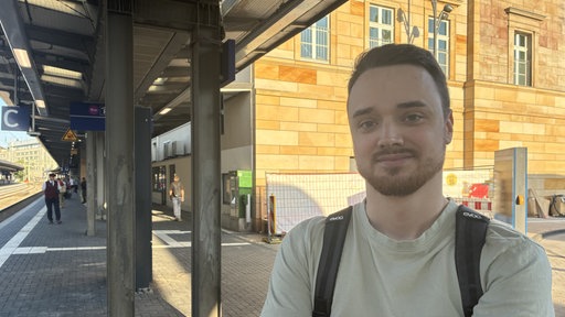 Jan-Phillip Schulz beim Wuppertaler Hauptbahnhof.