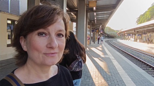 Frau am Wuppertaler Hauptbahnhof.