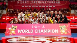 Die deutsche U20 Hanballnationalmannschaft der Frauen feiert den Pokal