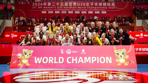 Die deutsche U20 Hanballnationalmannschaft der Frauen feiert den Pokal