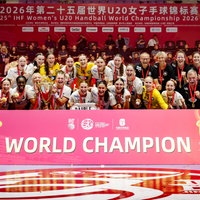 Die deutsche U20 Hanballnationalmannschaft der Frauen feiert den Pokal