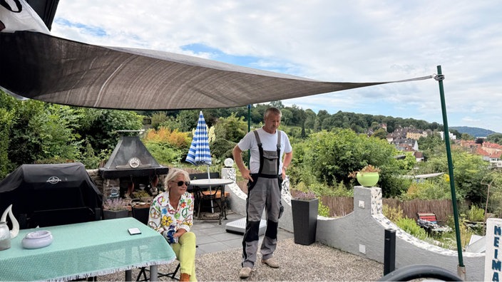 Paar in Kleingartenanlage