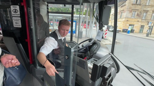 Busfahrer sitzt am Steuer