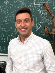 Professor Antoine Tordeux steht vor der Tafel