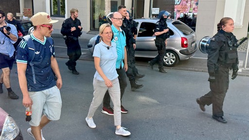 Lena Kotré begleitet von AfD-Anhängern und der Polizei