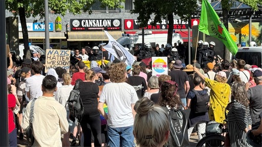 Gegendemonstranten treffen auf die Polizei