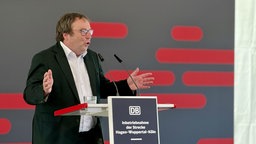 Mann mit Brille redet