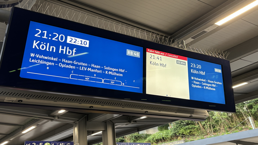 Anzeige am Bahnsteig mit der Aufschrift, dass sich der RB48 um 30 Minuten verspätet