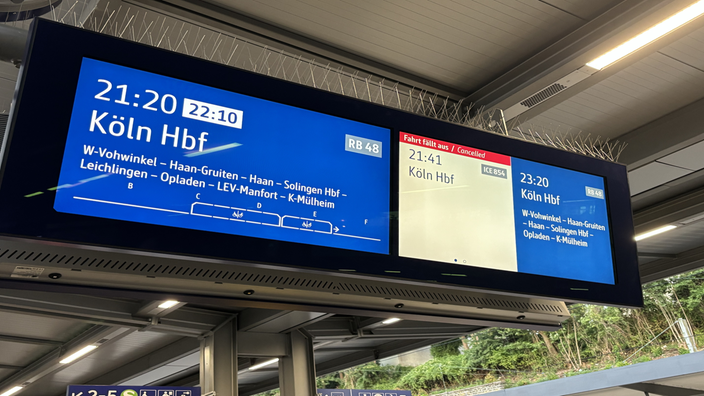 Anzeige am Bahnsteig mit der Aufschrift, dass sich der RB48 um 30 Minuten verspätet