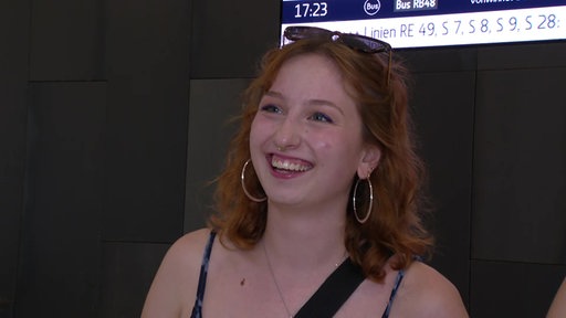 Studentin Diana Ertel muss in Wuppertal auf den RE 4 nach Dortmund warten