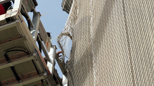 ein Netz verdeckt die Fassade der Stadthalle