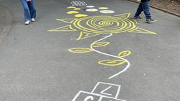 Ein Hüpfspiel, das mit Farbe auf den Boden gemalt ist