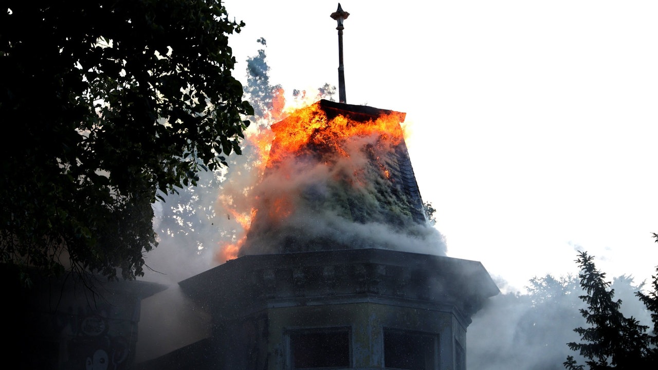 Der Turm einer Villa in Wuppertal-Barmen, der sichtbar in Flammen steht.