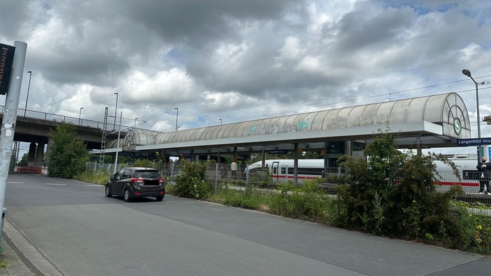Blick auf S Bahn Bahnhof Langenfeld