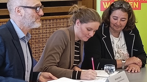 Miriam Scherff beim Unterzeichnen der BUGA-Verträge