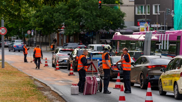 Die Ölspur auf der Straße wird entfernt.