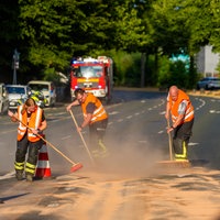 Die Ölspur auf der Straße wird entfernt.