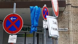 Verschiedene Strassenverkehrsschilder mit Verbotshinweisen stehen dicht beieinander an einem Gebäude