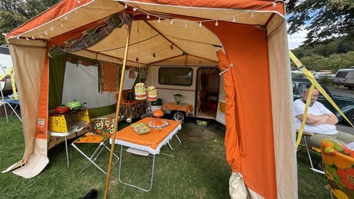 Ein organenes Pavillion, welches mit bunter Dekoration geschmückt ist