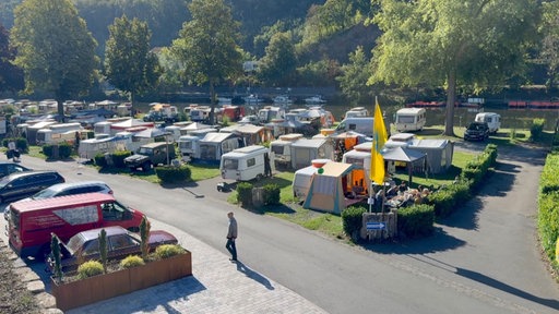 Ein Campingplatz ist gefüllt mit vielen Wohnwägen