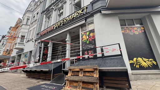 Ohligser Supermarkt mit Polizeisperrband drum herum