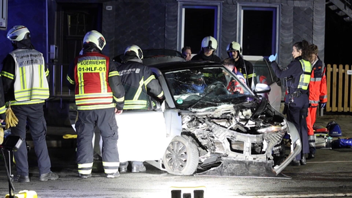 Unfallauto und mehrere Feuerwehr- und Polizeieinsatzkräfte