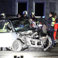 Unfallauto und mehrere Feuerwehr- und Polizeieinsatzkräfte