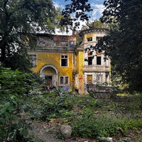 Verlassene gelbe Villa