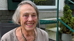 Frau mit grauen Haaren