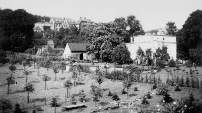 Häuser und ein weitläufiger Park in schwarz weiß