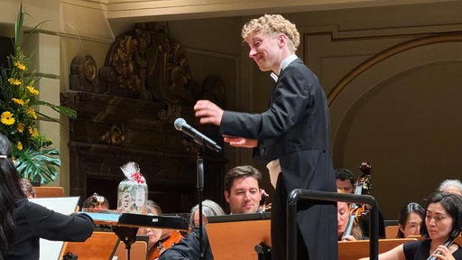 Generalmusikdirektor Patrick Hahn dirigiert