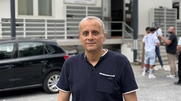 Mohamad Abodahab steht vor einer Hausfassade