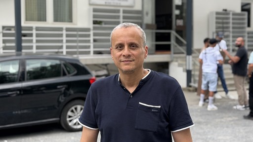 Mohamad Abodahab steht vor einer Hausfassade