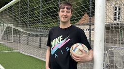Kevin arbeitet bei der Lebenshilfe in Wuppertal. Am Samstag steht er im Tor. 