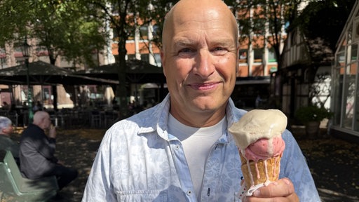 Christian Licht beim Eis Essen