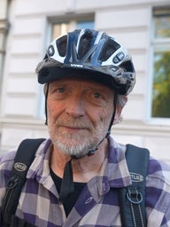 Ein Mann mit Fahrradhelm