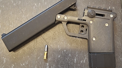 Sichergestellte Pistole, aufgeklappter Lauf, Patrone davor