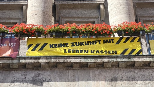 Ein Banner mit der Schrift "Keine Zukunft mit leeren Kassen".