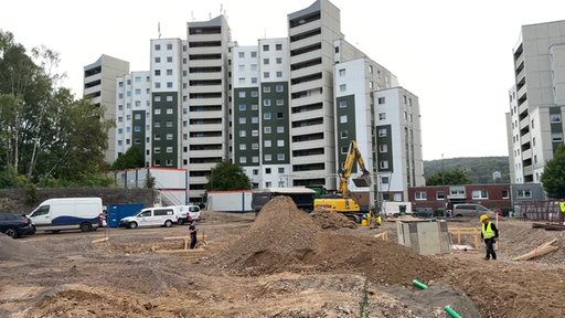 Neuer Gebäudekomplex an der Nordbahntrasse. Im Vordergrund sind noch Sandhaufen und Bagger.
