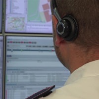 Hinterkopf eines Mannnes mit Headset.