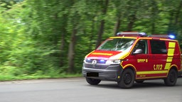Einsatzwagen der Feuerwehr mit Blaulicht