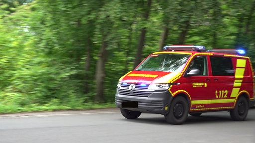 Einsatzwagen der Feuerwehr mit Blaulicht