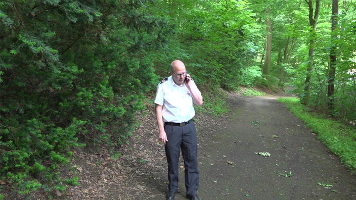 Mittelalter Mann mit Handy am Ohr