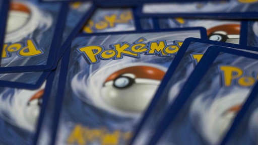 Pokémonkarten, mit der Rückseite nach oben.