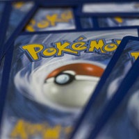 Pokémonkarten, mit der Rückseite nach oben.