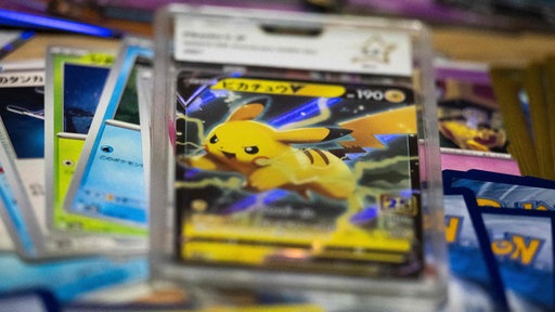 Pokémonkarten, mit der Vorderseite nach oben.