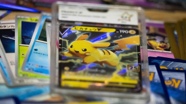 Pokémonkarten, mit der Vorderseite nach oben.