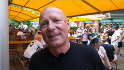 Ein Mann steht vor der Kamera im Biergarten des Barmer Brauhauses