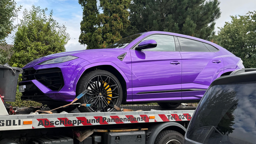 Ein lila Sportwagen auf der Ladefläche eines Abschleppwagens
